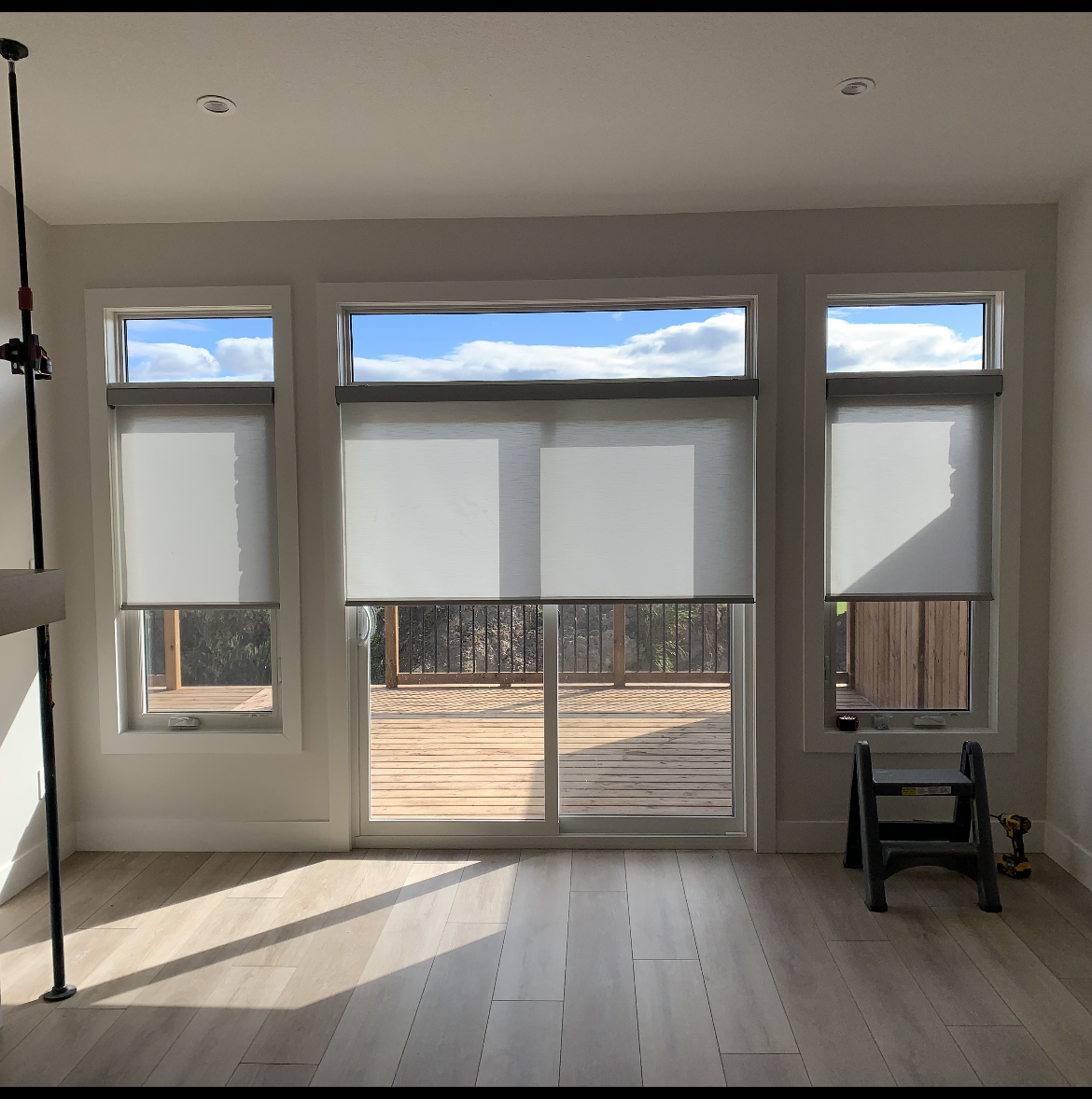 A room with a lot of windows and blinds on them