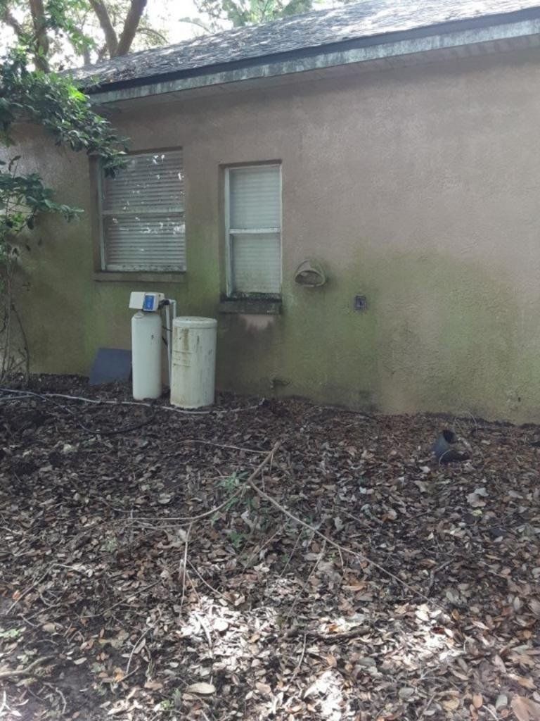 Valrico pressure washing house