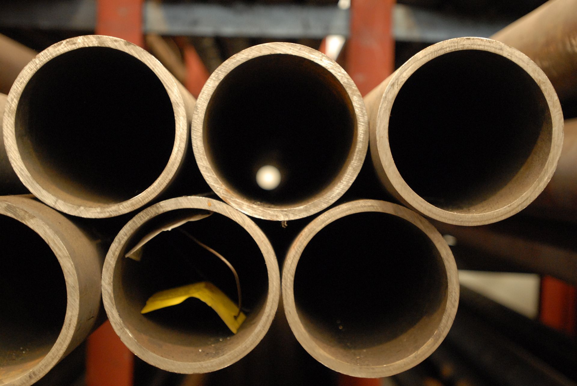 Un mucchio di tubi sono impilati uno sopra l'altro