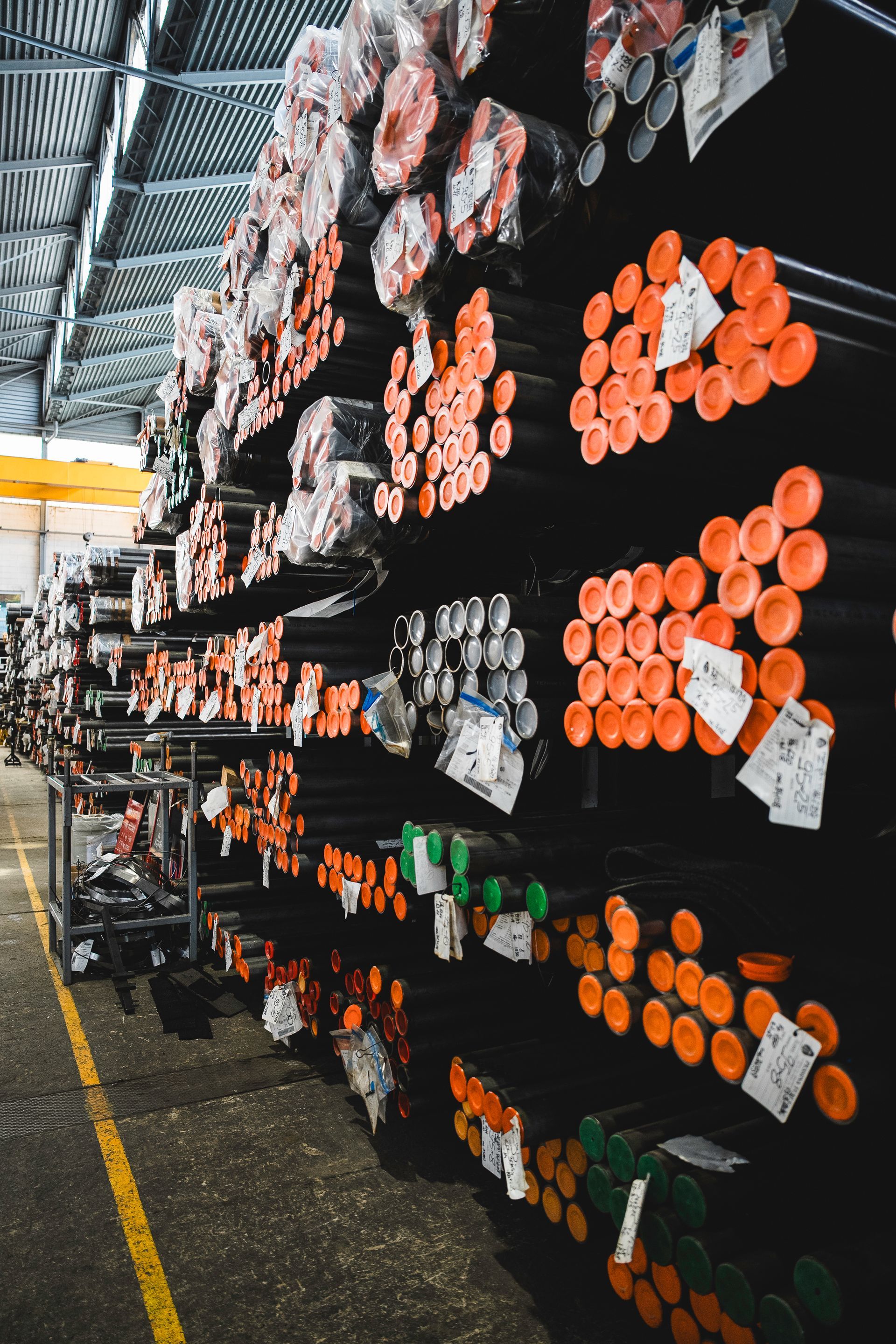 Un magazzino pieno di tubi di diversi colori