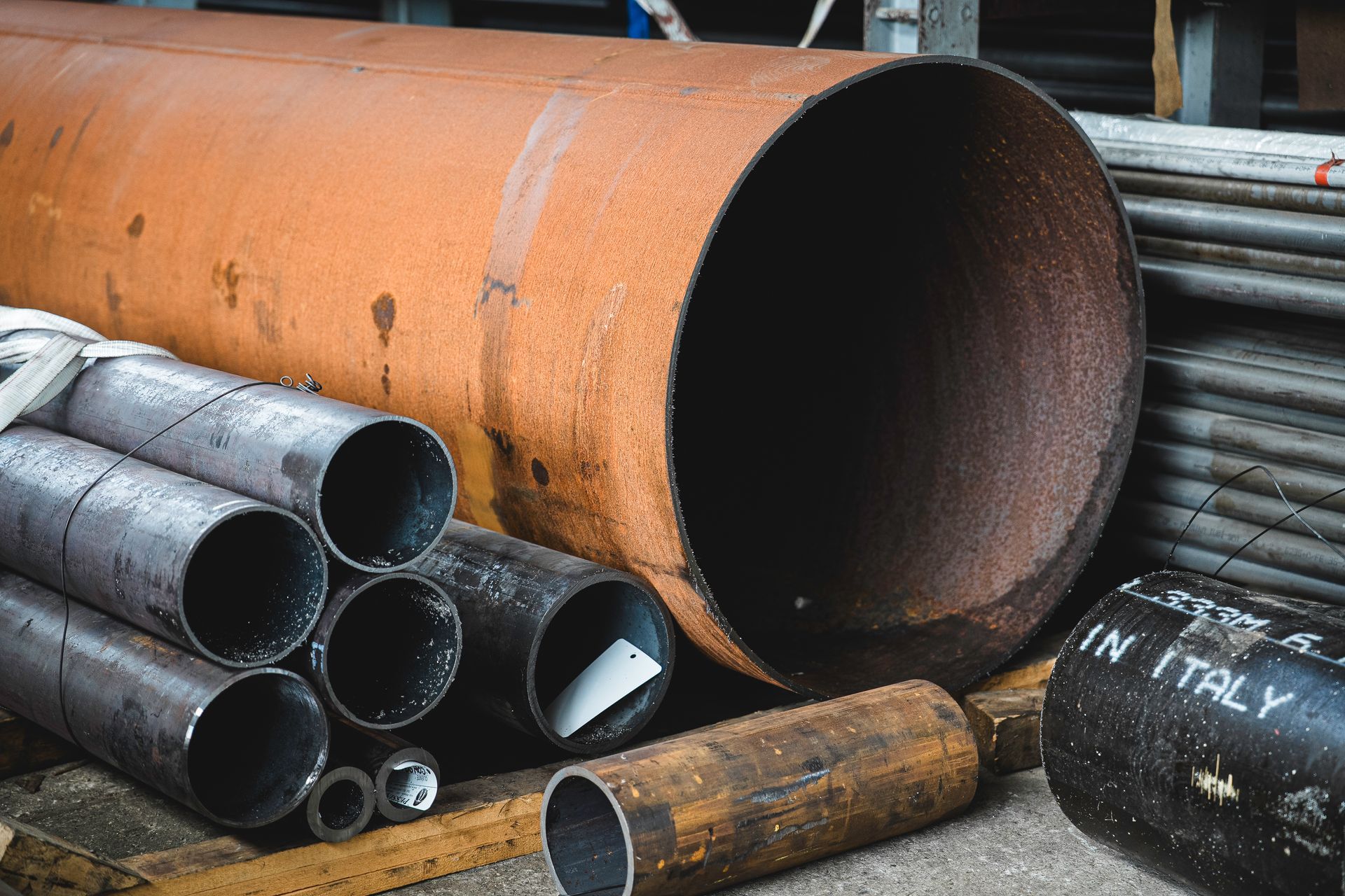 Un mucchio di tubi sono impilati uno sopra l'altro