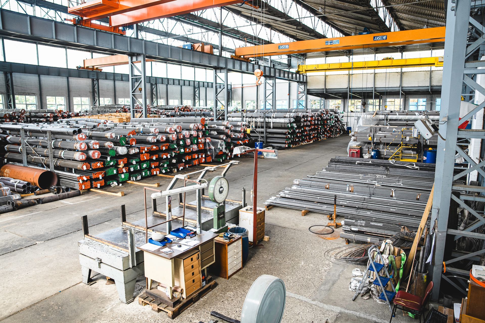 Un grande magazzino pieno di tubi metallici.