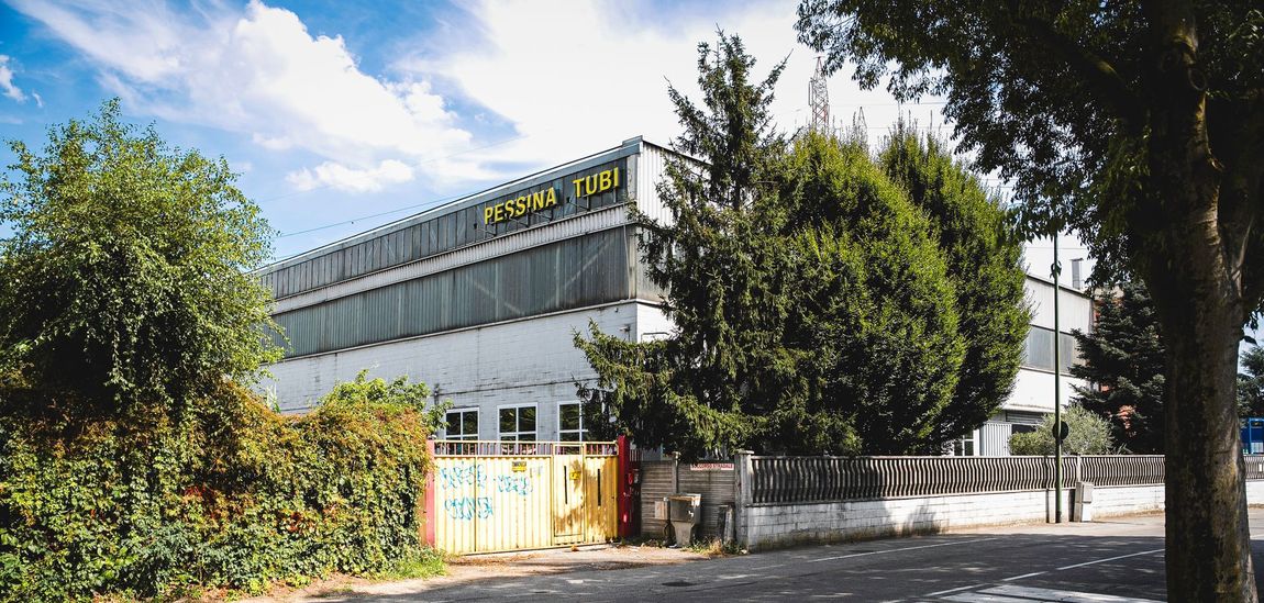 Un grande edificio con la parola tubi sopra