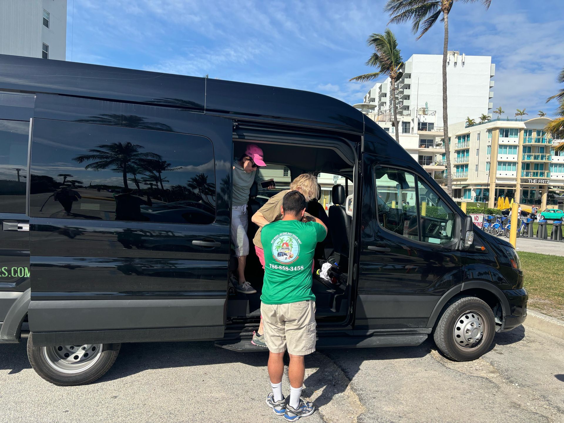 Hop on Miami Bus tour in Ocean Drive 