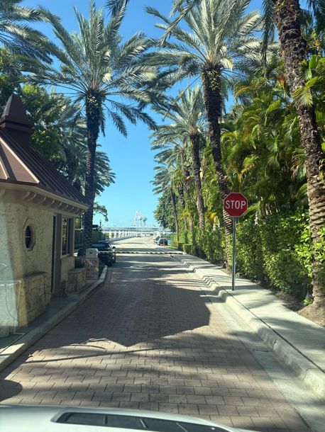 Only City tour in Miami that Gives you a guided tour of Miami Star island by bus, the entrance of Star Island Miami