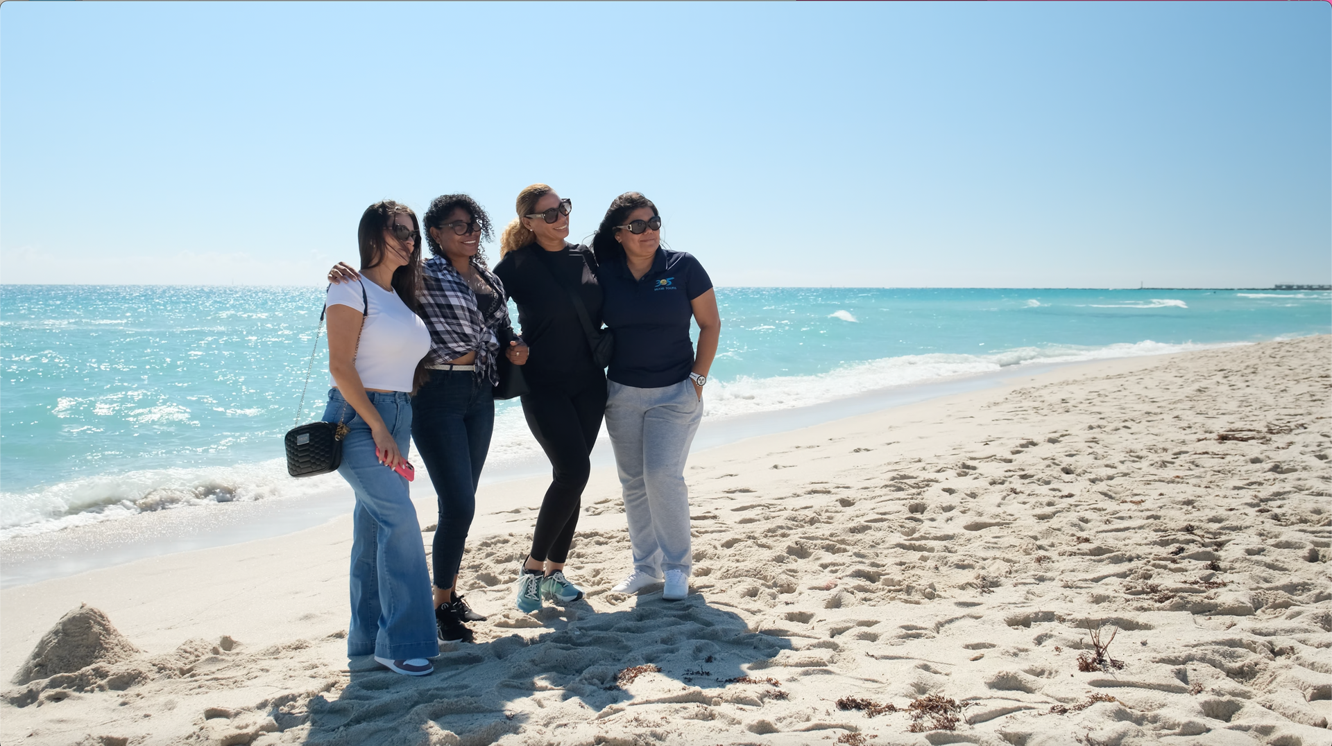 Miami Beach access with passengers on the hop off Miami Beach bus tour
