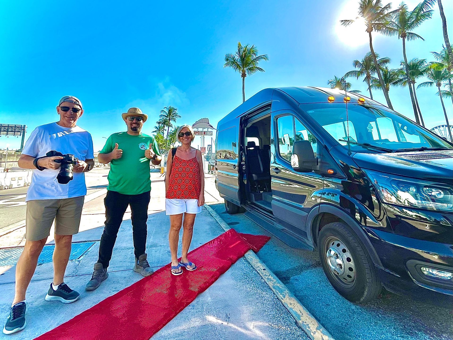 Miami Photography Tour, passengers boarding the hop on hop off Miami 5 in 1 City Tour