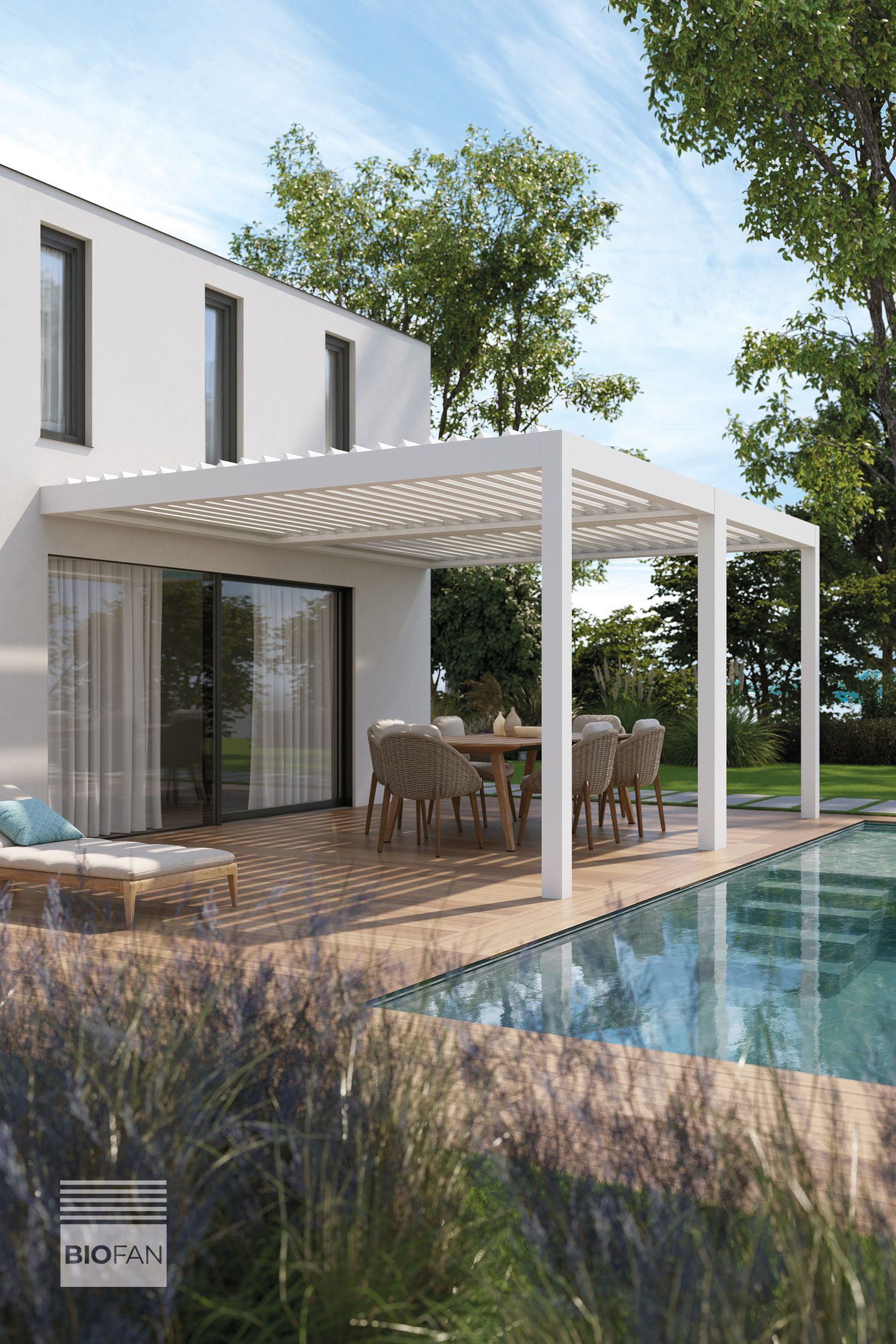 Un pergolato bianco con lamelle regolabili, annesso a una casa moderna a bordo piscina, con tavolo da pranzo e sdraio.