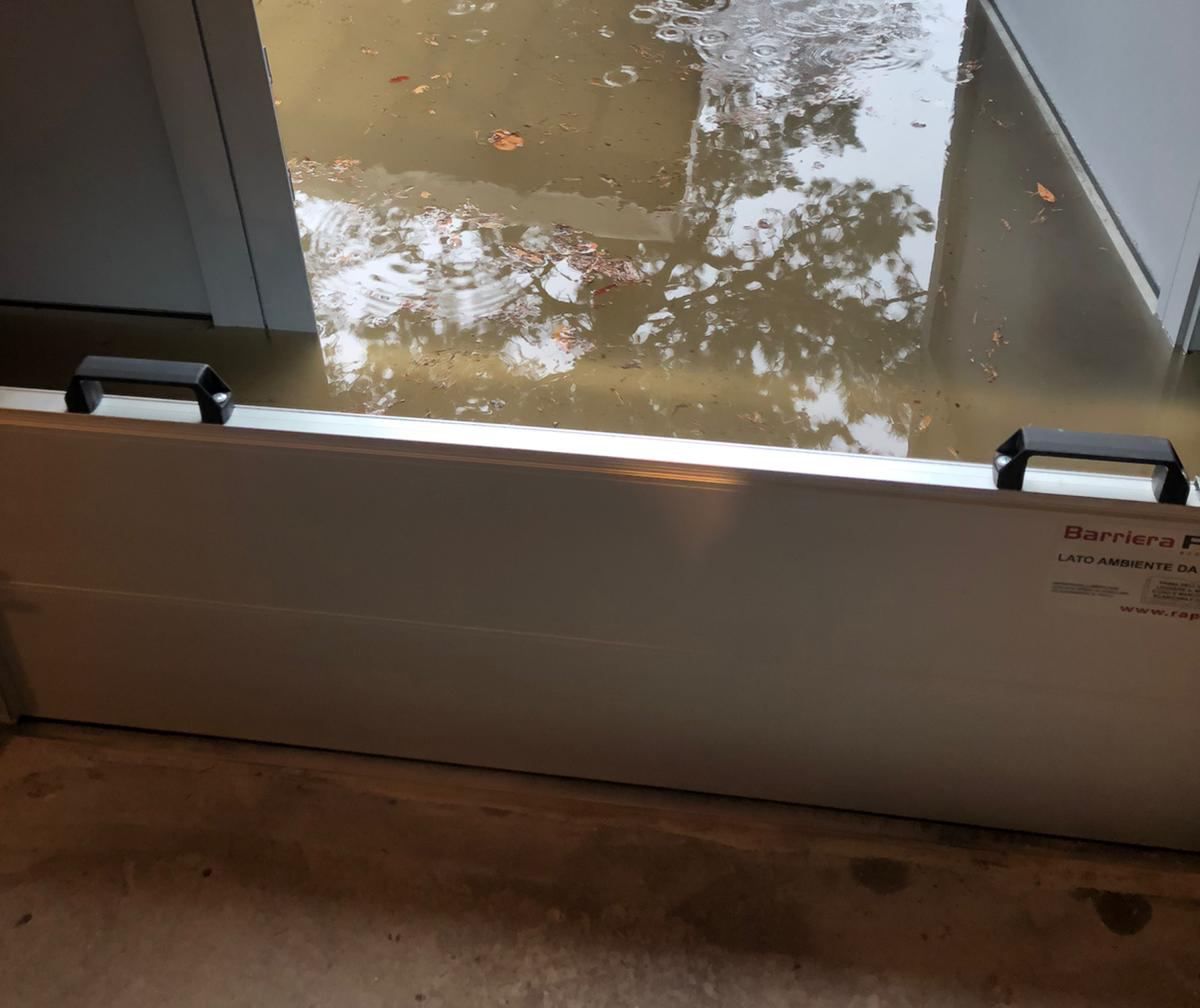 Una barriera bianca contro le inondazioni è stata installata davanti a una porta, impedendo all'acqua di entrare nell'edificio.