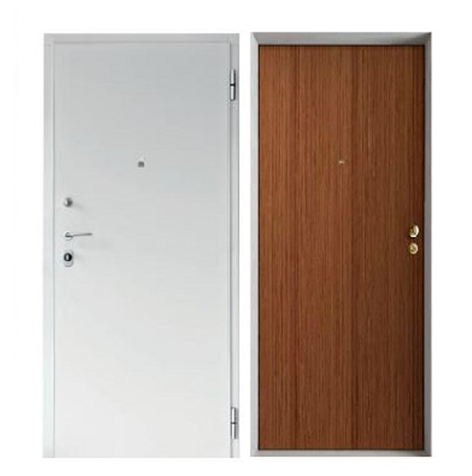 Due porte d'ingresso moderne affiancate; una è di un bianco uniforme, l'altra presenta una finitura con venature verticali effetto legno.