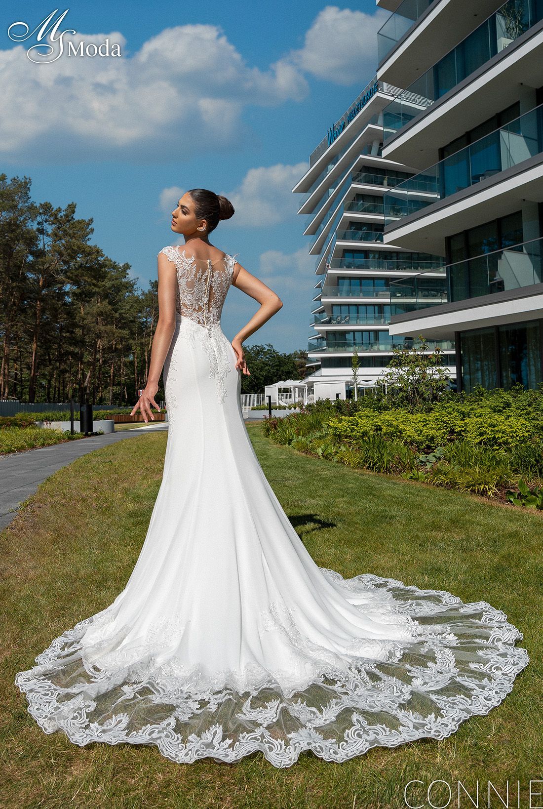 abito da sposa con strascico in pizzo