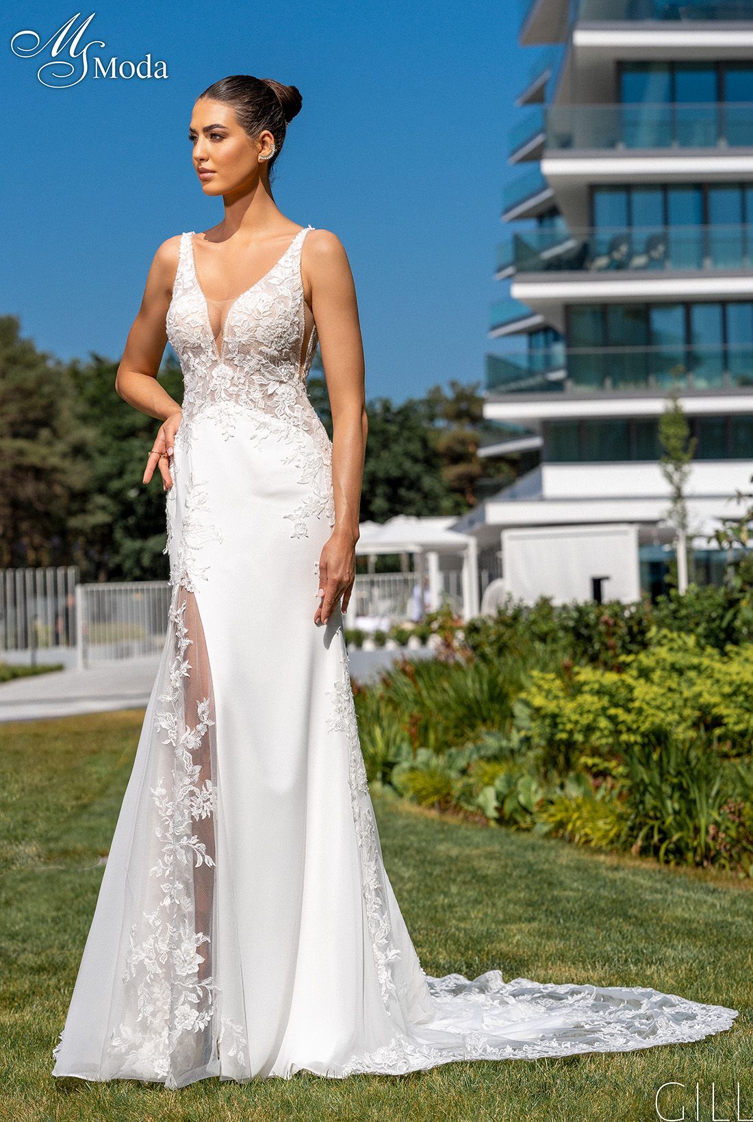 abito da sposa con spacco in pizzo