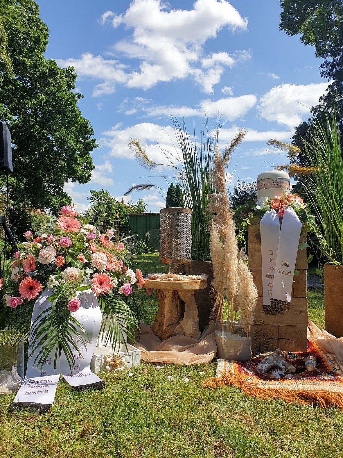 Eine Blumenpracht in einem Garten mit einem blauen Himmel im Hintergrund