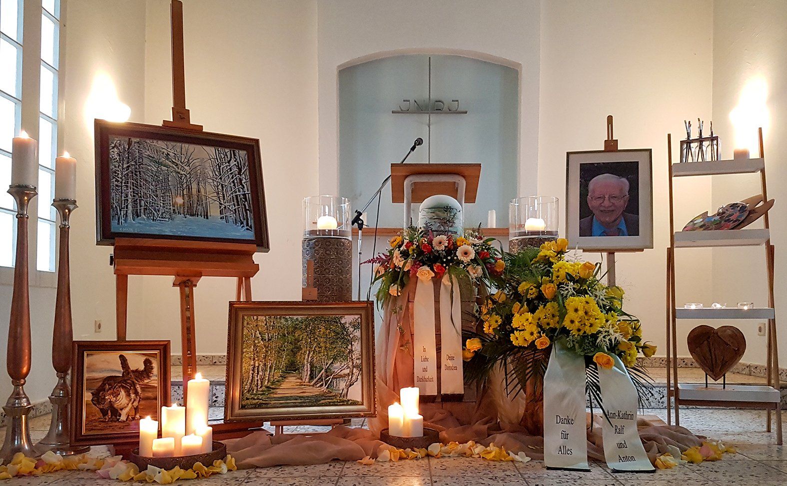 Eine Ausstellung von Gemälden und Kerzen in einer Kirche