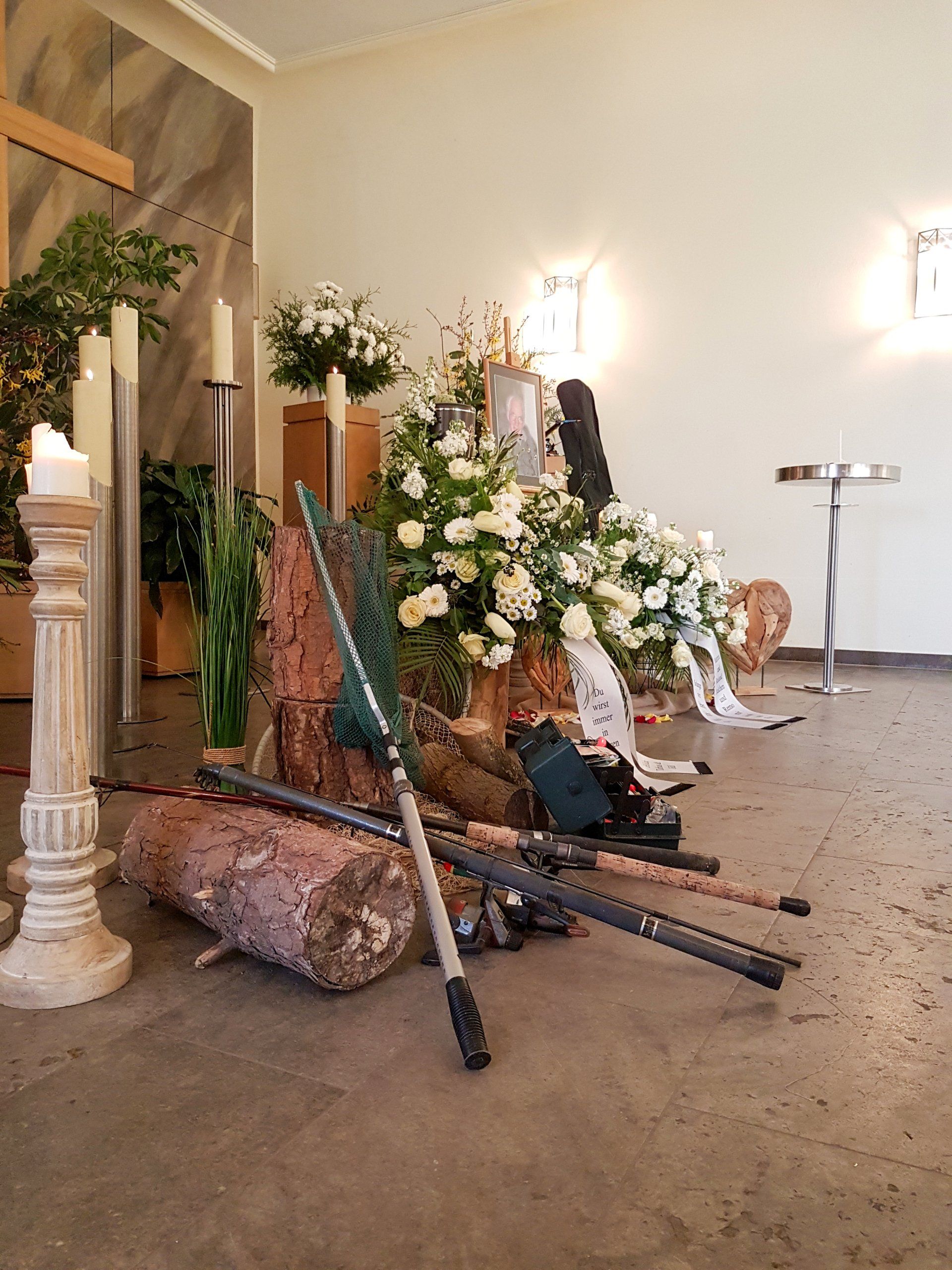 Ein Raum mit Kerzen und Blumen auf dem Boden