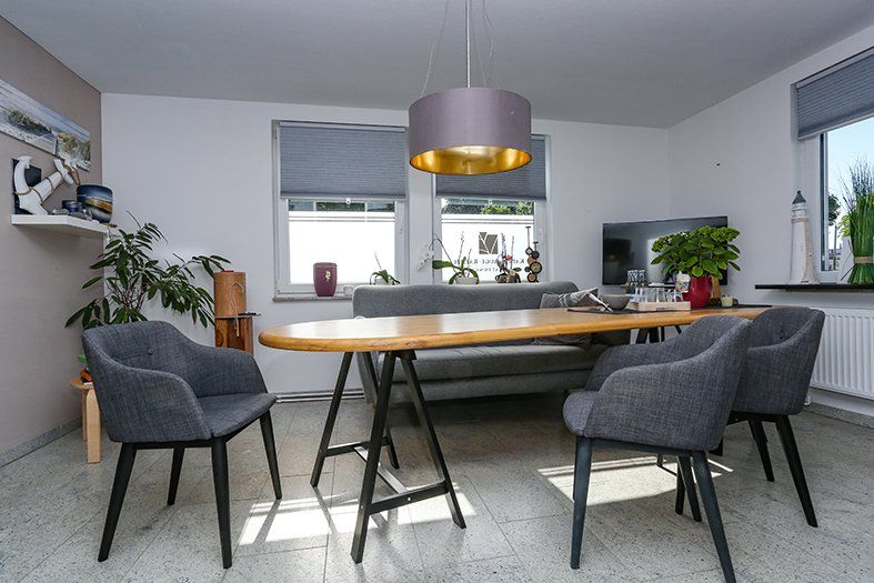 Ein Wohnzimmer mit Tisch und Stühlen und einer Couch