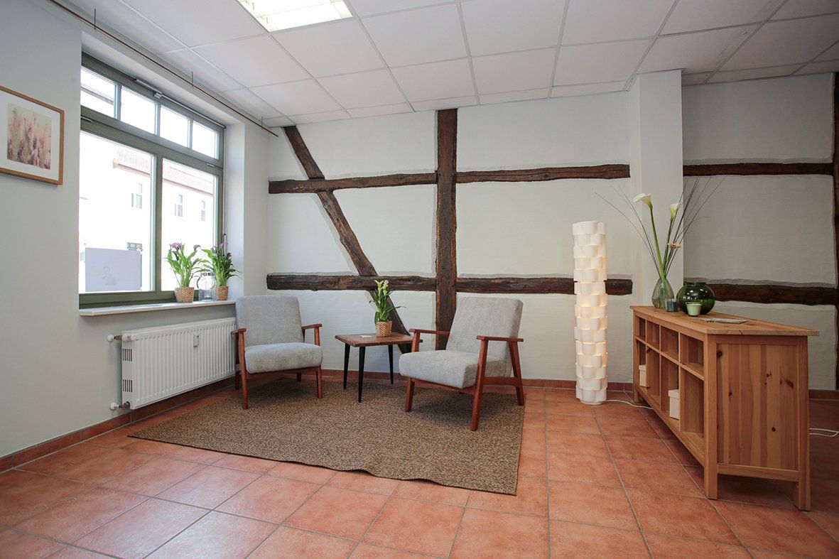 Ein Wohnzimmer mit zwei Stühlen und einem Tisch