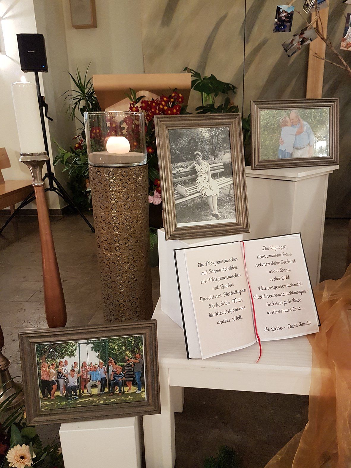 Ein Buch ist auf einer Seite aufgeschlagen, auf der ein Familienbild zu sehen ist