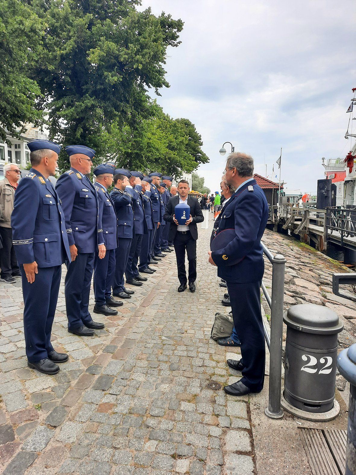 Eine Gruppe von Männern in blauen Uniformen steht in einer Reihe