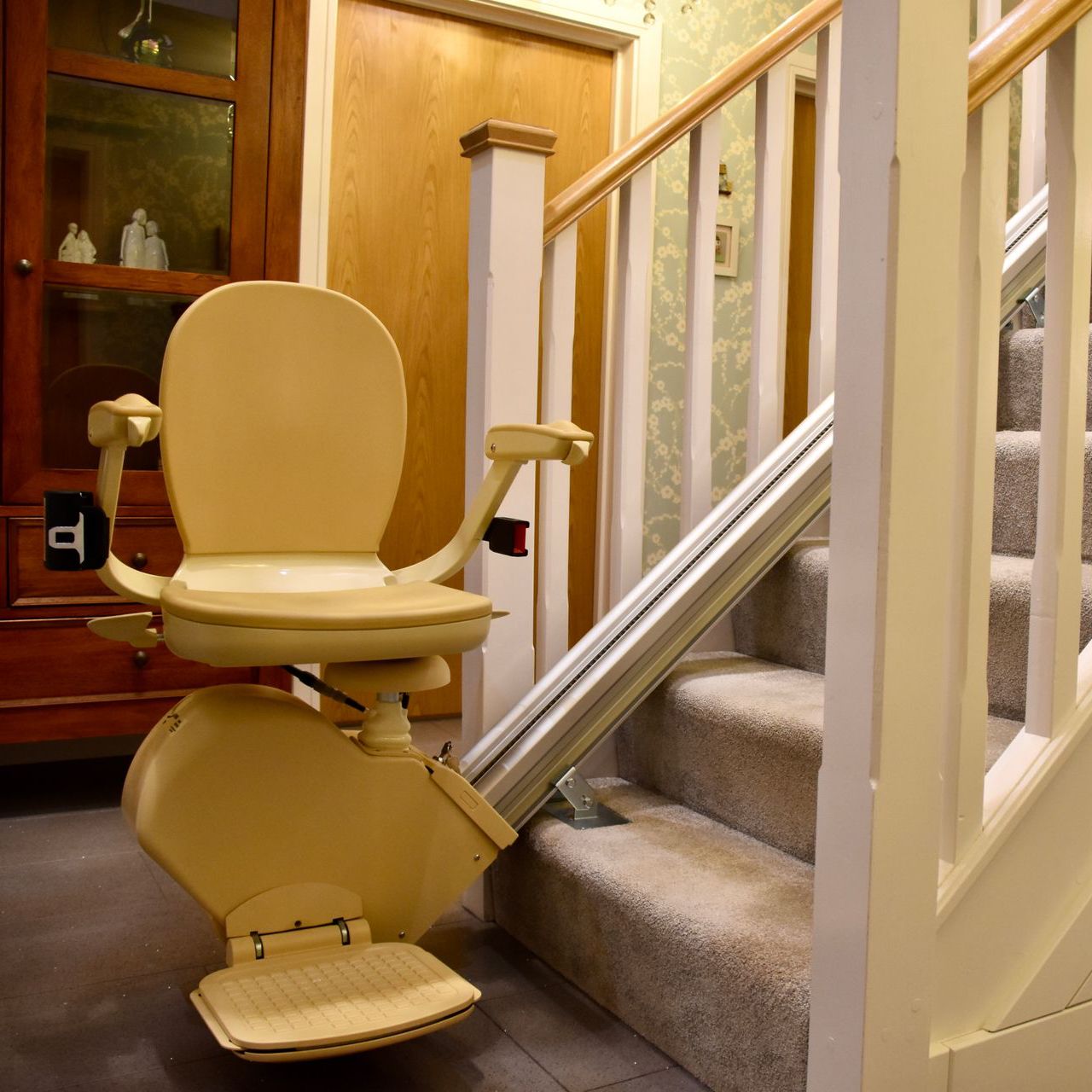 A stair lift is sitting on a set of stairs