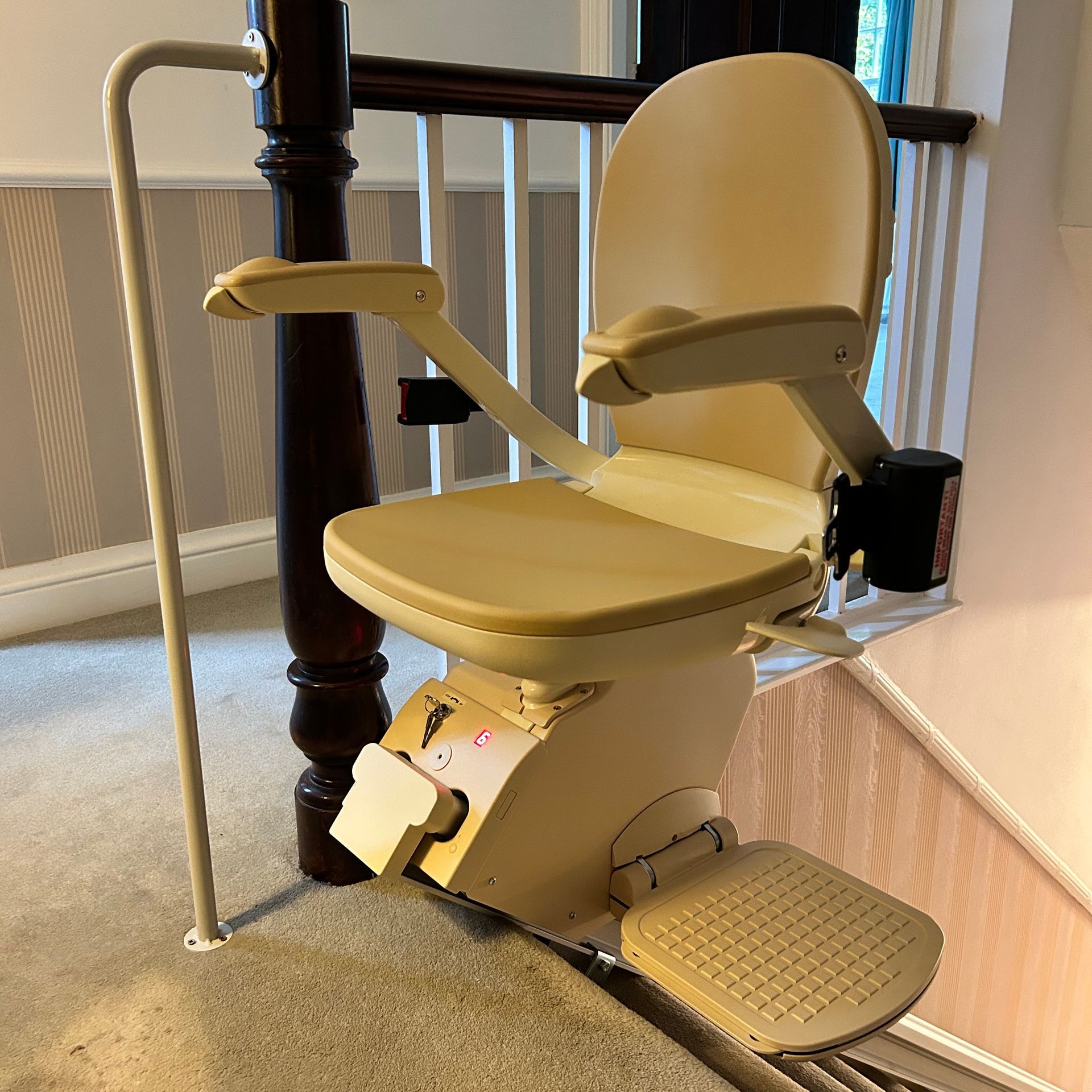 We pay cash for your unwanted stairlift. Free stairlift removal. We buy Acorn and Brooks stairlift.