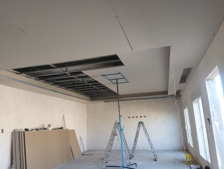 Habitación interior en proceso de renovación con un hueco 