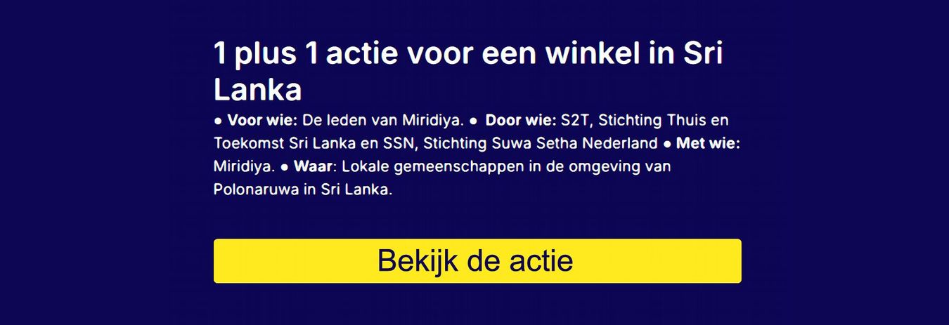 Kinderen met certificaten staan ​​voor een versierde achtergrond. Verschillende volwassenen staan ​​er vlakbij.