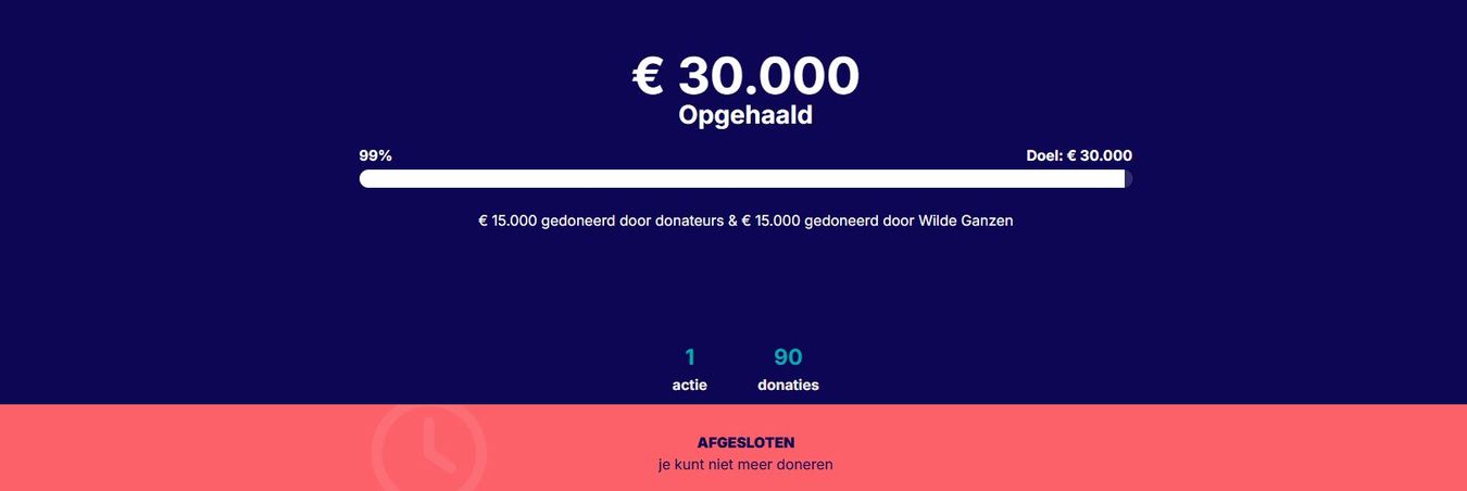 Kinderen met certificaten staan ​​voor een versierde achtergrond. Verschillende volwassenen staan ​​er vlakbij.