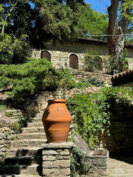 A large pot is sitting on top of a stone staircase.