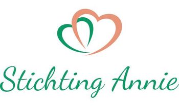 Logo van Stichting Annie, met twee in elkaar grijpende harten in groen en perzik, en tekst eronder.