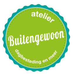 Logo voor Atelier Buitengewoon: groen en blauwgroene cirkel met witte tekst.