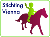 Logo: Groene persoon die zwaait op een kastanjebruin paard; tekst 