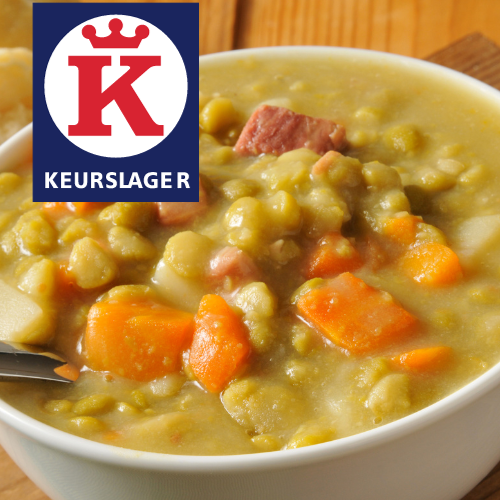 Een kom erwtensoep met wortels, ham en het Keurslager-logo.