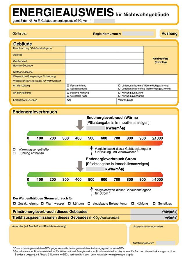Energieausweis für ein Gebäude mit Energieverbrauchskennzahlen und farbkodierten Bewertungsskalen.