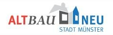 Logo mit dem Text „ALTBAU NEU“ und einem stilisierten Haus, darunter „STADT MÜNSTER“. Farben: Rot, Grau und Blau.