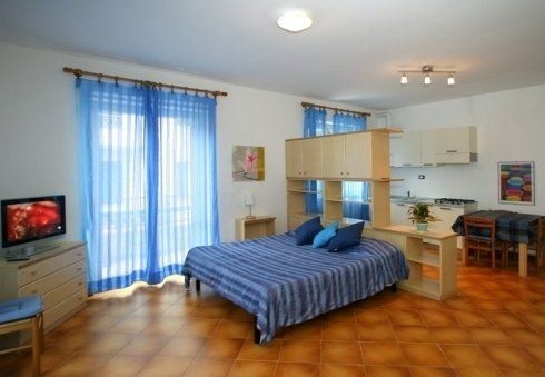 Camera matrimoniale con letto blu