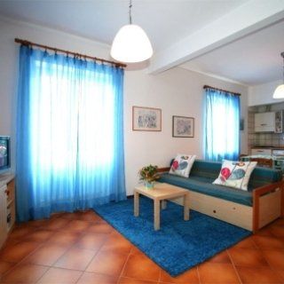 Monolocale con tende blu