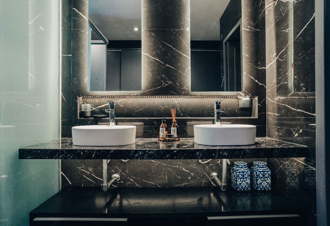 Un baño con dos lavabos y un espejo.