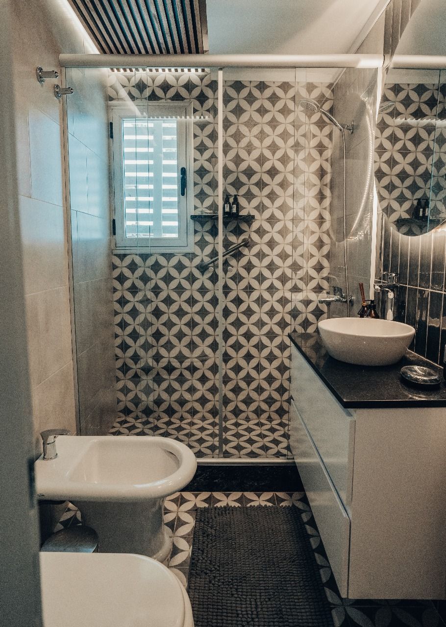 Un baño con inodoro, lavabo y ducha.