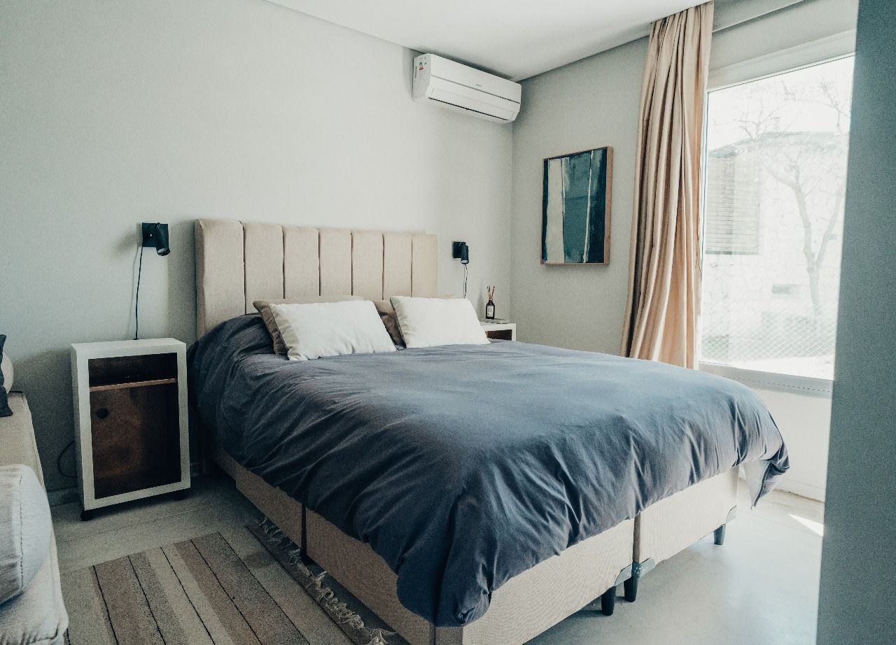 Hay una cama grande en el medio de la habitación.