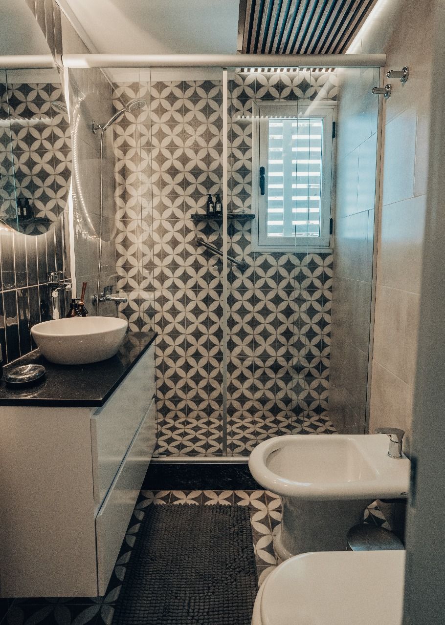 Un baño con lavabo, inodoro y ducha.