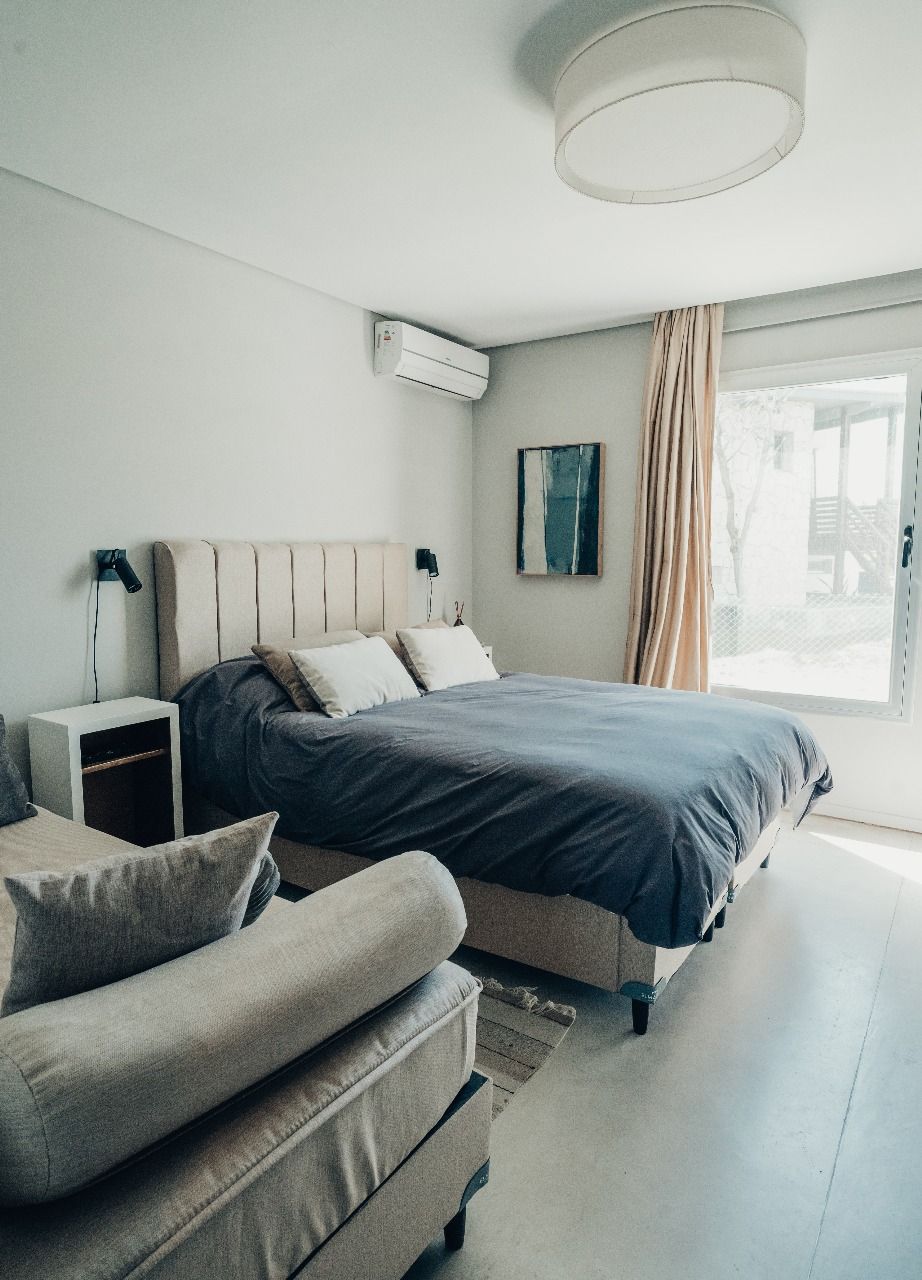 Un dormitorio con una cama grande y un sofá.