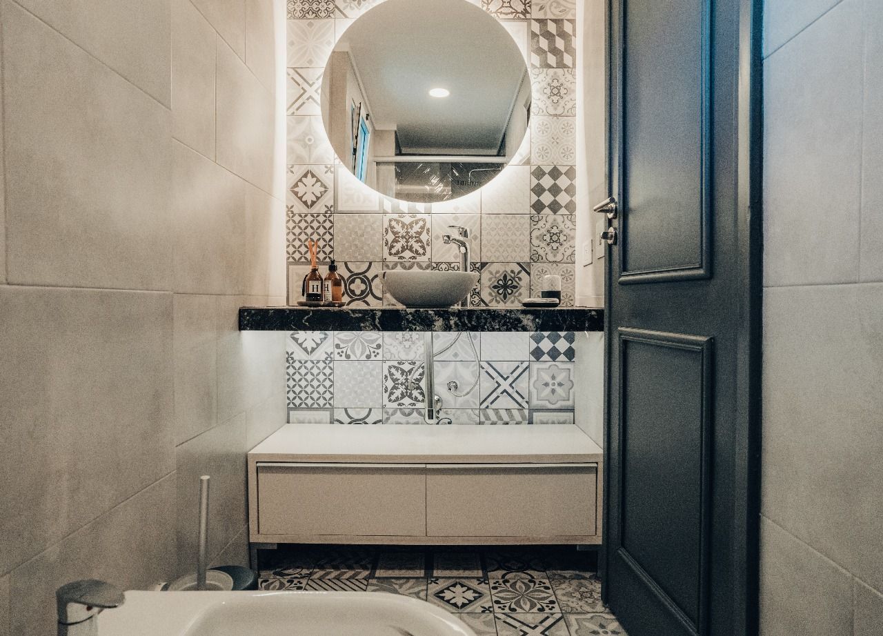 Un baño con lavabo, inodoro y espejo.