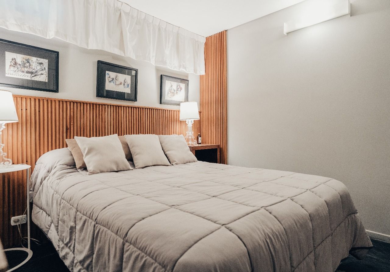 Hay una cama grande en el medio de la habitación.