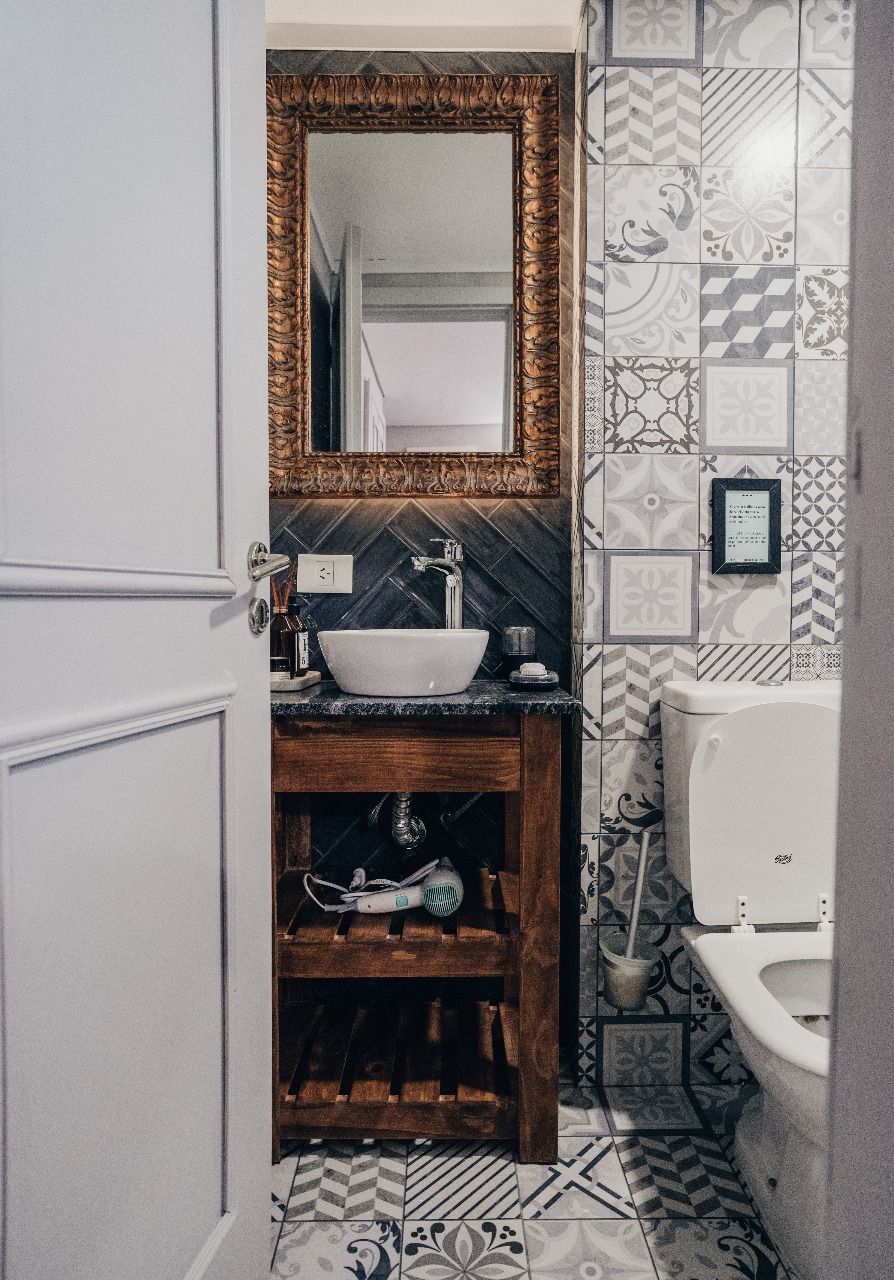 Un baño con lavabo, inodoro y espejo.