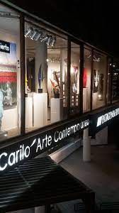 Un gran edificio con muchas ventanas está iluminado por la noche.