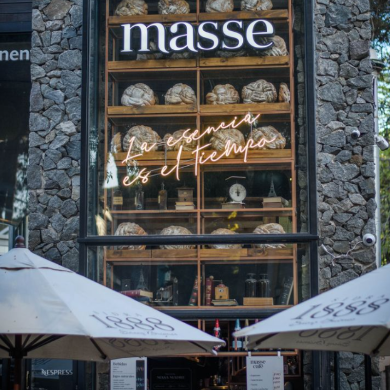 Una tienda con sombrillas y un cartel que dice masse
