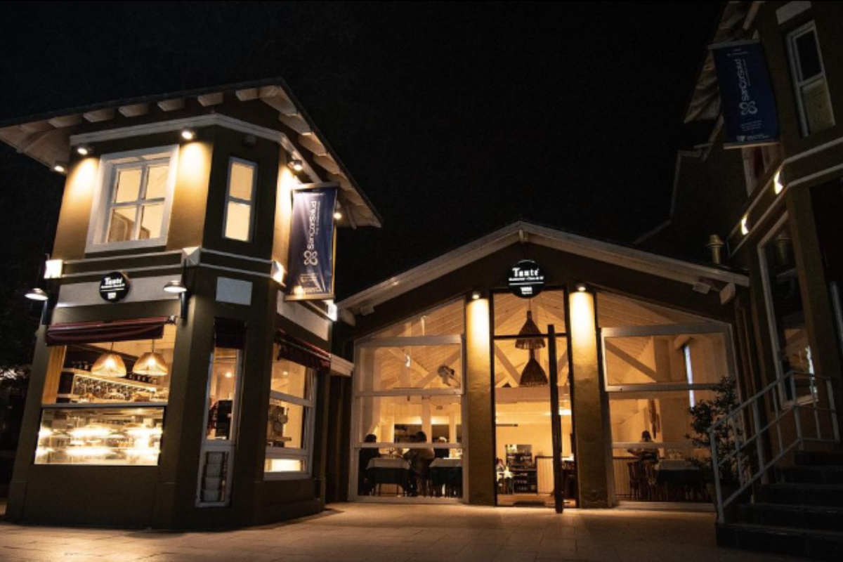 Un edificio con un cartel que dice 'tivoli'.