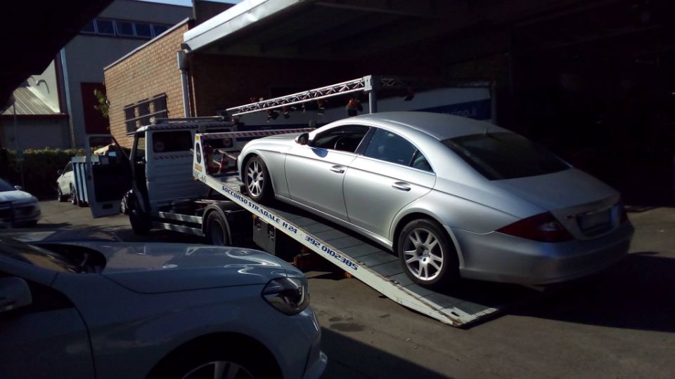 Un'auto argentata viene trainata da un carro attrezzi
