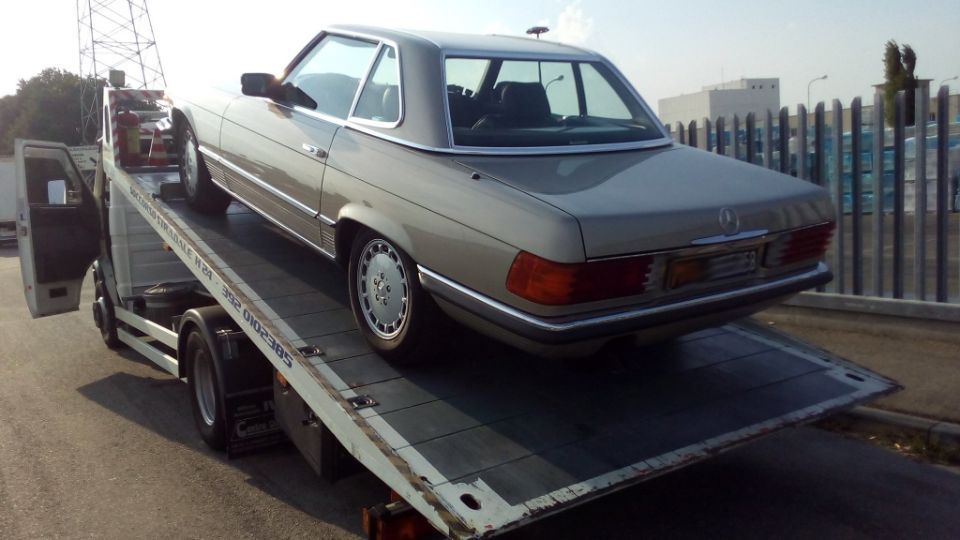 Un'auto argentata viene trainata da un carro attrezzi